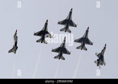 (170529) -- NEW YORK, le 29 mai 2017 -- les Thunderbirds de l'US Air Force effectuent des acrobaties aériennes lors du 14e spectacle aérien annuel de Bethpage au-dessus de Johns Beach à New York, aux États-Unis, le 28 mai 2017.) (zcc) US-NEW YORK-AIR SHOW WangxYing PUBLICATIONxNOTxINxCHN New York Mai 29 2017 U S Air Force Thunderbirds effectue des acrobaties aériennes lors du 14e spectacle aérien annuel DE BETHPAGE au-dessus de Johns Beach à New York États-Unis Mai 28 2017 ZCC U S New York Air Show WangxYing PUBLICATIONxNOTxINxCHN Banque D'Images