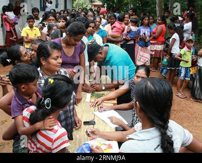 (170531) -- YABARALUWA (SRI LANKA), 31 mai 2017 -- des résidents locaux font la queue pour recevoir des articles de secours donnés par China Machinery Engineering Corporation dans le village de Yabaraluwa près de Colombo, au Sri lanka, le 30 mai 2017. Des ressortissants et des entreprises chinoises au Sri Lanka ont commencé à faire des dons pour aider des milliers de victimes qui avaient été touchées par de graves inondations et glissements de terrain. (hy) SRI LANKA-YABARALUWA-FLOODS-CHINA-DONATION HuangxHaimin PUBLICATIONxNOTxINxCHN Sri Lanka Mai 31 2017 les résidents locaux attendent en ligne pour recevoir des biens de secours donnés par China Machinery Engineering Corporation à Village Near Banque D'Images