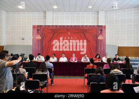 (170531) -- BEIJING, le 31 mai 2017 -- Une conférence de presse pour l'opéra Red Detachment of Women se tient à Beijing, capitale de la Chine, le 31 mai 2017. L'opéra Red Detachment of Women sera présenté au Centre national des arts de la scène les 14 et 15 juin. ) (Zhs) CHINA-BEIJING-OPERA-RED DÉTACHEMENT DE FEMMES-PRESS CONFERENCE (CN) JinxLiangkuai PUBLICATIONxNOTxINxCHN Beijing Mai 31 2017 une conférence de presse pour le détachement de femmes Opera Red EST héros à Beijing capitale de la Chine Mai 31 2017 le détachement de femmes Opera Red sera exposé AU Centre National pour le performances Banque D'Images