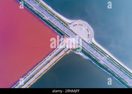 (170531) -- PÉKIN , 31 mai 2017 -- une photo aérienne prise le 30 mai 2017 montre les lacs salés colorés de la ville de Yuncheng, province du Shanxi au nord de la Chine. (wyl) CHINA-SHANXI-YUNCHENG-SALT LAKE (CN) ShangxJianzhou PUBLICATIONxNOTxINxCHN Beijing Mai 31 2017 photo aérienne prise LE 30 2017 mai montre les lacs salés colorés dans la ville de Yuncheng nord de la Chine S province de Shanxi wyl Chine Shanxi Yuncheng Salt Lake CN PUBLICATIONxNOTxINxCHN Banque D'Images