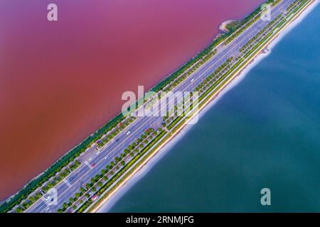 (170531) -- PÉKIN , 31 mai 2017 -- une photo aérienne prise le 30 mai 2017 montre les lacs salés colorés de la ville de Yuncheng, province du Shanxi au nord de la Chine. (wyl) CHINA-SHANXI-YUNCHENG-SALT LAKE (CN) ShangxJianzhou PUBLICATIONxNOTxINxCHN Beijing Mai 31 2017 photo aérienne prise LE 30 2017 mai montre les lacs salés colorés dans la ville de Yuncheng nord de la Chine S province de Shanxi wyl Chine Shanxi Yuncheng Salt Lake CN PUBLICATIONxNOTxINxCHN Banque D'Images