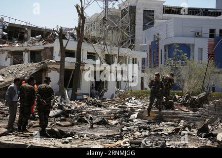 Themen der Woche - KW22 Bilder des Tages (170531) -- KABOUL, le 31 mai 2017 -- des membres des forces de sécurité afghanes inspectent le site de l'explosion d'une voiture piégée à Kaboul, capitale de l'Afghanistan, le 31 mai 2017. Au moins 64 personnes ont été tuées et 320 autres blessées dans l'explosion d'une voiture piégée dans un quartier diplomatique de Kaboul, capitale afghane, a déclaré le ministère de l'intérieur dans un communiqué. zw) AFGHANISTAN-KABOUL-BLAST RahmatxAlizadah PUBLICATIONxNOTxINxCHN Banque D'Images