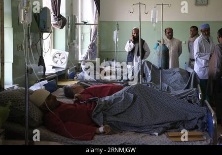 (170531) -- KABOUL, le 31 mai 2017 -- des hommes blessés reçoivent des soins médicaux dans un hôpital après l'explosion d'une voiture piégée à Kaboul, capitale de l'Afghanistan, le 31 mai 2017. Le nombre de victimes de l'attaque terroriste meurtrière qui a secoué Kaboul mercredi a grimpé à 80 morts et 350 autres blessés, a déclaré Mohammad Ismael Kawosi, porte-parole du ministère de la Santé publique. (zw) AFGHANISTAN-KABOUL-BLAST RahmatxAlizadah PUBLICATIONxNOTxINxCHN Kaboul Mai 31 2017 des hommes blessés reçoivent un traitement médical DANS un hôpital après l'explosion d'une voiture piégée à Kaboul capitale de l'Afghanistan Mai 31 2017 le numéro du Vict Banque D'Images