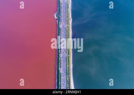 (170531) -- PÉKIN , 31 mai 2017 -- une photo aérienne prise le 30 mai 2017 montre les lacs salés colorés de la ville de Yuncheng, province du Shanxi au nord de la Chine. (wyl) CHINA-SHANXI-YUNCHENG-SALT LAKE (CN) ShangxJianzhou PUBLICATIONxNOTxINxCHN Beijing Mai 31 2017 photo aérienne prise LE 30 2017 mai montre les lacs salés colorés dans la ville de Yuncheng nord de la Chine S province de Shanxi wyl Chine Shanxi Yuncheng Salt Lake CN PUBLICATIONxNOTxINxCHN Banque D'Images