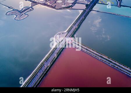 (170531) -- PÉKIN , 31 mai 2017 -- une photo aérienne prise le 30 mai 2017 montre les lacs salés colorés de la ville de Yuncheng, province du Shanxi au nord de la Chine. (wyl) CHINA-SHANXI-YUNCHENG-SALT LAKE (CN) ShangxJianzhou PUBLICATIONxNOTxINxCHN Beijing Mai 31 2017 photo aérienne prise LE 30 2017 mai montre les lacs salés colorés dans la ville de Yuncheng nord de la Chine S province de Shanxi wyl Chine Shanxi Yuncheng Salt Lake CN PUBLICATIONxNOTxINxCHN Banque D'Images