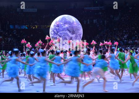 (170531) -- BEIJING, le 31 mai 2017 -- des élèves se produisent lors d'un spectacle pour célébrer la Journée internationale de l'enfance à l'école primaire Fendou à Beijing, capitale de la Chine, le 31 mai 2017.) (lfj) CHINA-INT L CHILDREN S DAY-CELEBRATIONS (CN) YinxDongxun PUBLICATIONxNOTxINxCHN Beijing Mai 31 2017 des élèves se produisent lors d'un spectacle pour célébrer la prochaine Journée internationale des enfants S À l'école primaire à Beijing capitale de la Chine Mai 31 2017 lfj China Int l Children S Day Celebrations CN YinxDongxNOTxINxINxCHN Banque D'Images