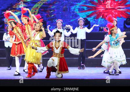 (170531) -- BEIJING, le 31 mai 2017 -- des élèves se produisent lors d'un spectacle pour célébrer la Journée internationale de l'enfance à l'école primaire Fendou à Beijing, capitale de la Chine, le 31 mai 2017.) (lfj) CHINA-INT L CHILDREN S DAY-CELEBRATIONS (CN) HouxJun PUBLICATIONxNOTxINxCHN Beijing Mai 31 2017 des élèves se produisent lors d'un spectacle pour célébrer la prochaine Journée internationale des enfants S À l'école primaire de Beijing capitale de la Chine Mai 31 2017 lfj China Int l Children S Day Celebrations CN PUBLICATIONxNOTxINxCHN Banque D'Images