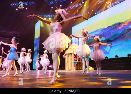 (170531) -- BEIJING, le 31 mai 2017 -- des élèves se produisent lors d'un spectacle pour célébrer la Journée internationale de l'enfance à l'école primaire Fendou à Beijing, capitale de la Chine, le 31 mai 2017.) (lfj) CHINA-INT L CHILDREN S DAY-CELEBRATIONS (CN) MengxYongmin PUBLICATIONxNOTxINxCHN Beijing Mai 31 2017 des élèves se produisent lors d'un spectacle pour célébrer la prochaine Journée internationale des enfants S À l'école primaire de Beijing capitale de la Chine Mai 31 2017 lfj China Int l Children S Day Celebrations CN MengxYongmin PUBLICATIONxNOTxNOTxINxCHN Banque D'Images