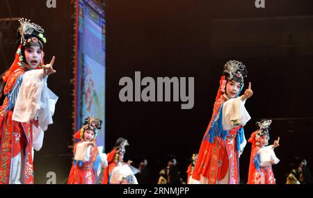 (170531) -- BEIJING, le 31 mai 2017 -- des élèves se produisent lors d'un spectacle pour célébrer la Journée internationale de l'enfance à l'école primaire Fendou à Beijing, capitale de la Chine, le 31 mai 2017.) (lfj) CHINA-INT L CHILDREN S DAY-CELEBRATIONS (CN) YinxDongxun PUBLICATIONxNOTxINxCHN Beijing Mai 31 2017 des élèves se produisent lors d'un spectacle pour célébrer la prochaine Journée internationale des enfants S À l'école primaire à Beijing capitale de la Chine Mai 31 2017 lfj China Int l Children S Day Celebrations CN YinxDongxNOTxINxINxCHN Banque D'Images