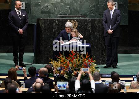 170601 -- NEW YORK, le 1 juin 2017 -- une photo prise le 22 avril 2016 montre le secrétaire d'État américain John Kerry C qui signait l'Accord de Paris au siège des Nations Unies à New York. Le président américain Donald Trump a annoncé le retrait des États-Unis de l’Accord de Paris sur le changement climatique le 1 juin 2017. ACCORD US-PARIS-RETRAIT-FICHIER LixMuzi PUBLICATIONxNOTxINxCHN Banque D'Images