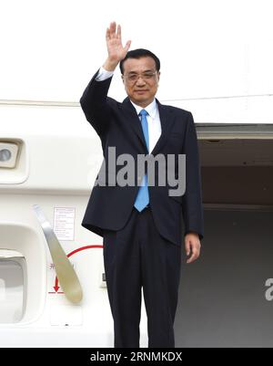 (170601) -- BRUXELLES, le 1 juin 2017 -- le premier ministre chinois Li Keqiang arrive à Bruxelles, Belgique, le 1 juin 2017. Li participera à la 19e réunion des dirigeants sino-européens à Bruxelles et effectuera une visite officielle en Belgique. (wyl) BELGIUM-BRUSSELS-CHINA-LI KEQIANG-ARRIVAL RaoxAimin PUBLICATIONxNOTxINxCHN Bruxelles juin 1 2017 le Premier ministre chinois gauche Keqiang arrive à Bruxelles Belgique juin 1 2017 gauche EST prévu pour assister à la 19e réunion des dirigeants de l'UE en Chine à Bruxelles et payer à la visite officielle en Belgique wyl Belgique Bruxelles China Left Keqiang arrivée RaoxAimin PUBLICATIONxNOTxINxINXCHN Banque D'Images