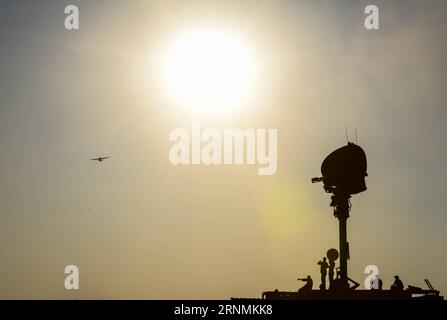 (170602) -- MAKHADO, le 2 juin 2017 -- Un avion de transport C130 Hercules de l'armée de l'air sud-africaine (SAAF) survole les spectateurs lors de la démonstration de capacité aérienne 2017 au champ de tir de l'armée de l'air Roodewal dans la province du Limpopo, en Afrique du Sud, le 1 juin 2017. La démonstration des capacités aériennes de la SAAF a eu lieu ici jeudi. Les membres de la SAAF ont été présentés en collaboration avec l'armée sud-africaine, le Service de santé militaire sud-africain et la Brigade spéciale. (Zhf) SOURH AFRICA-LIMPOPO PROVINCE-FORCE AÉRIENNE-EXERCICE ZhaixJianlan PUBLICATIONxNOTxINxCHN Makhado juin 2 2017 a C13 Banque D'Images