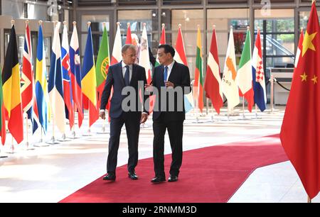 (170602) -- BRUXELLES, le 2 juin 2017 -- le premier ministre chinois Li Keqiang (R) et le président du Conseil européen Donald Tusk entrent sur le site de la 19e réunion des dirigeants sino-européens à Bruxelles, Belgique, le 2 juin 2017. )(mcg) BELGIQUE-BRUXELLES-LI RÉUNION DES DIRIGEANTS DE KEQIANG-CHINE-UE RaoxAimin PUBLICATIONxNOTxINxCHN Bruxelles juin 2 2017 le Premier ministre chinois quitte Keqiang r et le président du Conseil européen Donald Tusk entrent dans le lieu de la 19e réunion des dirigeants de l'UE Chine à Bruxelles Belgique juin 2 2017 mcg Belgique Bruxelles quitte Keqiang Chine Réunion des dirigeants de Banque D'Images