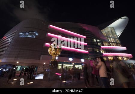 (170603) -- HONG KONG, 3 juin 2017 -- des touristes visitent Gold Bauhinia Square à Hong Kong, dans le sud de la Chine, le 16 mai 2017. Le 1 juillet 2017 marque le 20e anniversaire du retour de Hong Kong à la mère patrie. (Zhs) CHINA-HONG KONG-RETURN ANNIVERSARY (CN) LiuxYun PUBLICATIONxNOTxINxCHN Hong Kong juin 3 2017 les touristes visitent Gold Bauhinia Square à Hong Kong South China Mai 16 2017 juillet 1 2017 marque le 20e anniversaire de Hong Kong S Retour à la mère zhs Chine Hong Kong Hong Kong Return Anniversary CN LiuxNOTxINxCHN Banque D'Images