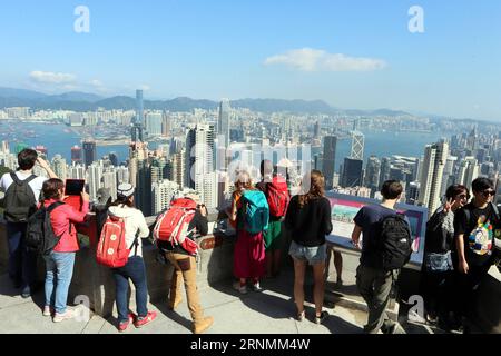(170603) -- HONG KONG, 3 juin 2017 -- les touristes regardent la vue depuis The Peak à Hong Kong, dans le sud de la Chine, le 6 janvier 2017. Le 1 juillet 2017 marque le 20e anniversaire du retour de Hong Kong à la mère patrie. (Zhs) CHINA-HONG KONG-RETURN ANNIVERSARY (CN) LixPeng PUBLICATIONxNOTxINxCHN Hong Kong juin 3 2017 les touristes regardent la vue depuis le pic à Hong Kong Chine du Sud Jan 6 2017 juillet 1 2017 marque le 20e anniversaire de Hong Kong Retour à la mère Zhs Chine Hong Kong Return Anniversary CN LixPeng PUBLICATIONxNOTxINxCHN Banque D'Images