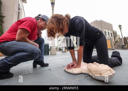 (170603) -- LOS ANGELES, le 3 juin 2017 -- Un participant effectue une RCR sur une poupée d'entraînement lors de la Journée de RCR trottoir à Los Angeles, aux États-Unis, le 1 juin 2017. Les formations en RCP ont été dispensées par des pompiers locaux, des techniciens médicaux d'urgence et des infirmières dans plus de 50 endroits autour du comté de Los Angeles. (zw) U.S.-LOS ANGELES-RCR FORMATION ZhaoxHanrong PUBLICATIONxNOTxINxCHN Los Angeles juin 3 2017 un participant effectue une RCR SUR une poupée de formation pendant la journée de RCR trottoir à Los Angeles aux États-Unis LE 1 2017 juin, la formation en RCR a été donnée par local Firefighters EMERGENCY Medic Banque D'Images