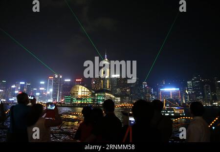 (170603) -- HONG KONG, 3 juin 2017 -- les touristes regardent la lumière et la musique montrer Une symphonie de lumières à Victoria Bay à Hong Kong, Chine méridionale, le 16 octobre 2014. Le 1 juillet 2017 marque le 20e anniversaire du retour de Hong Kong à la mère patrie. (Zhs) CHINA-HONG KONG-RETURN ANNIVERSARY (CN) LixPeng PUBLICATIONxNOTxINxCHN Hong Kong juin 3 2017 les touristes regardent la lumière et la musique spectacle une Symphonie de lumières À Victoria Bay à Hong Kong South China OCT 16 2014 juillet 1 2017 marque le 20e anniversaire du retour de Hong Kong à la mère Zhs Chine Hong Kong Retour anniversaire CN LixPeng PUBLICATIONxNOT Banque D'Images