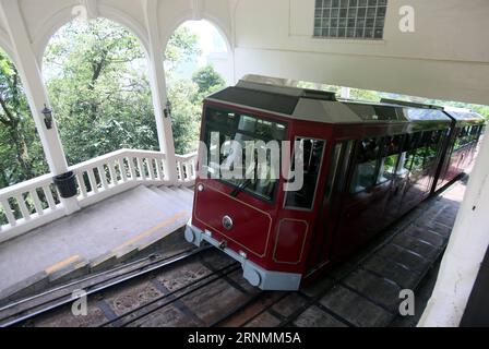 (170603) -- HONG KONG, le 3 juin 2017 -- les touristes prennent le tram Peak à Hong Kong, dans le sud de la Chine, le 30 avril 2017. Le 1 juillet 2017 marque le 20e anniversaire du retour de Hong Kong à la mère patrie. (Zhs) CHINA-HONG KONG-RETURN ANNIVERSARY (CN) LixPeng PUBLICATIONxNOTxINxCHN Hong Kong juin 3 2017 les touristes prennent le Peak Tram pour le Peak à Hong Kong South China avril 30 2017 juillet 1 2017 marque le 20e anniversaire de Hong Kong S Retour à la mère zhs Chine Hong Kong Return Anniversary CN LixPeng PUBLICATIONxNOTxINxCHN Banque D'Images