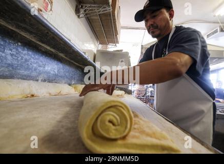 (170603) -- LOS ANGELES, le 3 juin 2017 -- Un chef prépare des beignets dans les beignets de Randy alors que la Journée nationale des beignets est célébrée à Los Angeles, aux États-Unis, le 2 juin 2017.) (zw) U.S.-LOS ANGELES-NATIONAL DOUGHNUT DAY ZhaoxHanrong PUBLICATIONxNOTxINxCHN Los Angeles juin 3 2017 un patron fait des donuts dans Randy S Donuts alors que la Journée nationale des beignets EST observée à Los Angeles États-Unis juin 2 2017 ZW U S Los Angeles Journée nationale des beignets ZhaoxHanrong PUBLICATIONxNOTxINXCHN Banque D'Images