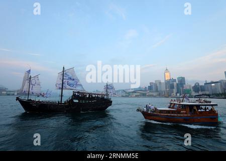 (170603) -- HONG KONG, le 3 juin 2017 -- des touristes prennent des bateaux à Victoria Bay à Hong Kong, dans le sud de la Chine, le 17 mai 2017. Le 1 juillet 2017 marque le 20e anniversaire du retour de Hong Kong à la mère patrie. (Zhs) CHINA-HONG KONG-RETURN ANNIVERSARY (CN) LixPeng PUBLICATIONxNOTxINxCHN Hong Kong juin 3 2017 les touristes prennent des bateaux À Victoria Bay à Hong Kong South China Mai 17 2017 juillet 1 2017 marque le 20e anniversaire de Hong Kong S Retour à la mère zhs Chine Hong Kong Return Anniversary CN LixPeng PUBLICATIONxNOTxINxCHN Banque D'Images