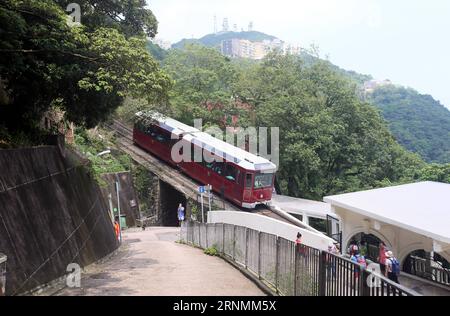 (170603) -- HONG KONG, le 3 juin 2017 -- les touristes prennent le tram Peak à Hong Kong, dans le sud de la Chine, le 30 avril 2017. Le 1 juillet 2017 marque le 20e anniversaire du retour de Hong Kong à la mère patrie. (Zhs) CHINA-HONG KONG-RETURN ANNIVERSARY (CN) LixPeng PUBLICATIONxNOTxINxCHN Hong Kong juin 3 2017 les touristes prennent le Peak Tram pour le Peak à Hong Kong South China avril 30 2017 juillet 1 2017 marque le 20e anniversaire de Hong Kong S Retour à la mère zhs Chine Hong Kong Return Anniversary CN LixPeng PUBLICATIONxNOTxINxCHN Banque D'Images
