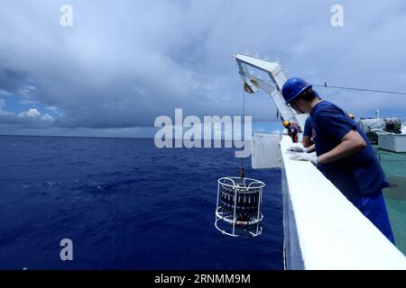 (170603) -- A BORD DU NAVIRE XIANGYANGHONG 09, le 3 juin 2017 -- des membres de l'équipe de recherche scientifique testent l'eau de mer avec un dispositif CTD à bord du Xiangyanghong 09, le navire-mère du submersible habité chinois Jiaolong , le 3 juin 2017. Jiaolong prévoit effectuer cinq plongées dans la tranchée de Yap à partir de juin 4. ) (wyl) CHINA-YAP TRANCHED-JIAOLONG-EXPEDITION (CN) LiuxShiping PUBLICATIONxNOTxINxCHN À bord du navire Xiangyanghong 09 juin 3 2017 les membres de l'équipe de recherche scientifique testent l'eau de mer avec un dispositif CTD À bord du Xiangyanghong 09 le navire mère de la Chine S submersible habité Jiaolong juin 3 2017 Jiao Banque D'Images