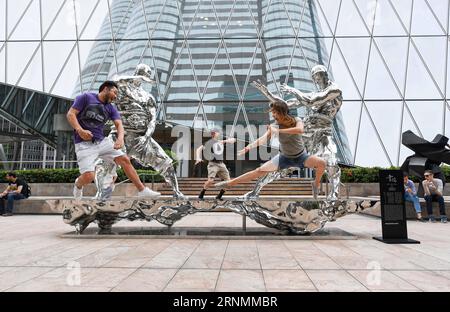 (170603) -- HONG KONG, le 3 juin 2017 -- des touristes posent pour une photo à la place de l'échange à Hong Kong, dans le sud de la Chine, le 26 mai 2017. Le 1 juillet 2017 marque le 20e anniversaire du retour de Hong Kong à la mère patrie. (lfj) CHINA-HONG KONG-RETURN ANNIVERSARY (CN) ChenxYehua PUBLICATIONxNOTxINxCHN Hong Kong juin 3 2017 des touristes posent pour une photo À la place de la Bourse de Hong Kong Chine du Sud mai 26 2017 juillet 1 2017 marque le 20e anniversaire du retour de Hong Kong à la patrie lfj Chine Hong Kong Return Anniversary CN ChenxYehua PUBLICATIONxNOTxINxCHN Banque D'Images