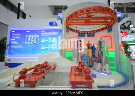 YANTAI, CHINE - le 28 AOÛT 2023 - Un modèle de l'unité nucléaire Hualong One est exposé au salon China International Nuclear Power Industry 2023 Banque D'Images