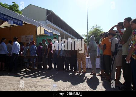 (170604) -- PHNOM PENH, le 4 juin 2017 -- les électeurs font la queue à un bureau de vote en attendant leur tour de voter à Phnom Penh, au Cambodge, le 4 juin 2017. Les élections communales ont débuté dimanche au Cambodge après une campagne électorale de deux semaines. (Zxj) CAMBODGE-PHNOM PENH-ÉLECTIONS COMMUNALES-COUP d'ENVOI DES ÉLECTIONS Sovannara PUBLICATIONxNOTxINxCHN Phnom Penh juin 4 2017 les électeurs s'alignent À un bureau de VOTE en attendant leur tour à Phnom Penh Cambodge LE 4 2017 juin les élections communales ont débuté dimanche au Cambodge après une campagne ÉLECTORALE de deux semaines Cambodge Phnom Penh les élections communales donnent le coup d'envoi à Sovannara Banque D'Images