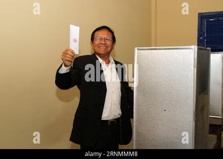 (170604) -- PHNOM PENH, le 4 juin 2017 -- Kem Sokha, président du Parti du sauvetage national du Cambodge (CNRP), parti d'opposition, montre son bulletin de vote à Phnom Penh, Cambodge, le 4 juin 2017. Les élections communales ont débuté dimanche au Cambodge après une campagne électorale de deux semaines. (Zxj) CAMBODGE-PHNOM PENH-ÉLECTIONS COMMUNALES-COUP D'ENVOI Sovannara PUBLICATIONxNOTxINxCHN Phnom Penh juin 4 2017 Kem Sokha Président de l'opposition Parti de sauvetage national du Cambodge CNRP montre son bulletin de vote à Phnom Penh Cambodge LE 4 2017 juin les élections communales ont débuté dimanche au Cambodge après deux semaines ELECTI Banque D'Images