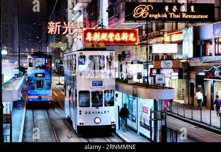 (170604) -- HONG KONG, le 4 juin 2017 -- des tramways circulent sur la route à North point de Hong Kong, dans le sud de la Chine, le 21 mars 2017. Le 1 juillet 2017 marque le 20e anniversaire du retour de Hong Kong à la mère patrie. (Ry) CHINE-HONG KONG-RETOUR ANNIVERSAIRE-TRANSPORT (CN) WangxXi PUBLICATIONxNOTxINxCHN Hong Kong juin 4 2017 trams SUR la route à North point de Hong Kong Chine du Sud Mars 21 2017 juillet 1 2017 marque le 20e anniversaire du retour de Hong Kong à la mère patrie Ry Chine Hong Kong transport anniversaire de Hong Kong CN PUBLICATIONxNOTxINxCHN Banque D'Images