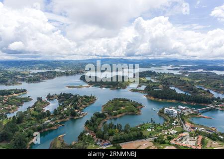 Le Rocher de Guatape (El Peñón de Guatapé), également connu sous le nom de Pierre d'El Peñol (la Piedra del Peñol), situé dans la ville et la municipalité de Guatapé Banque D'Images