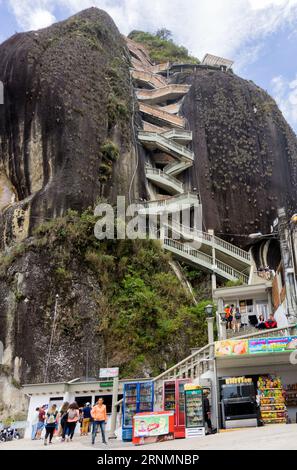 Le rocher de Guatape (El Peñón de Guatapé), également connu sous le nom de Pierre d'El Peñol (la Piedra del Peñol), situé dans la ville et la municipalité de Guatapé, Banque D'Images