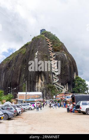 Le Rocher de Guatape (El Peñón de Guatapé), également connu sous le nom de Pierre d'El Peñol (la Piedra del Peñol), situé dans la ville et la municipalité de Guatapé Banque D'Images