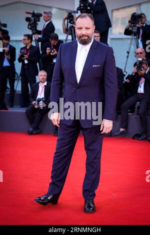 Venise, Italie. 01 septembre 2023. Le réalisateur Yorgos Lanthimos assiste à un tapis rouge pour le film ''Poor Things'' au 80e Festival International du film de Venise le 01 septembre 2023 à Venise, en Italie. (Photo Daniele Cifala/NurPhoto) crédit : NurPhoto SRL/Alamy Live News Banque D'Images