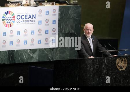 (170605) -- NATIONS UNIES, le 5 juin 2017 -- Peter Thomson, président de la 71e session de l'Assemblée générale des Nations Unies, s'adresse à la Conférence sur les océans au siège des Nations Unies à New York, le 5 juin 2017. Des représentants de quelque 85 pays ont assisté à la conférence de cinq jours, qui se concentrerait sur les objectifs définis dans le Programme de développement durable à l’horizon 2030, adopté par les États menber de l’ONU en 2015, ont indiqué les organisateurs. ONU-ASSEMBLÉE GÉNÉRALE-CONFÉRENCE SUR LES OCÉANS LixMuzi PUBLICATIONxNOTxINxCHN Nations Unies juin 5 2017 Peter Thomson Président de la 71e session du Banque D'Images