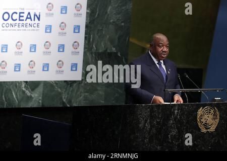 (170605) -- NATIONS UNIES, 5 juin 2017 -- le président de la République gabonaise Ali Bongo Ondimba s'adresse à la Conférence sur l'océan au siège des Nations Unies à New York, le 5 juin 2017. Des représentants de quelque 85 pays ont assisté à la conférence de cinq jours, qui se concentrera sur les objectifs définis dans le Programme de développement durable à l’horizon 2030, adopté par les gouvernements en 2015, ont indiqué les organisateurs. ONU-ASSEMBLÉE GÉNÉRALE-CONFÉRENCE OCÉAN LixMuzi PUBLICATIONxNOTxINxCHN Nations Unies juin 5 2017 le Président de la République du Gabon Ali Bongo Ondimba s'adresse à la Conférence Océan À l'U Banque D'Images