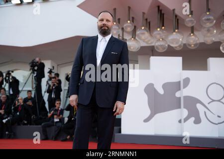 Venise, Italie. 01 septembre 2023. VENISE, ITALIE - 01 SEPTEMBRE : Yorgos Lanthimos assiste à un tapis rouge pour le film ''Poor Things'' au 80e Festival International du film de Venise le 01 septembre 2023 à Venise, en Italie. (Photo de Luca Carlino/NurPhoto)0 crédit : NurPhoto SRL/Alamy Live News Banque D'Images