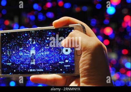 (170606) -- SINGAPOUR, le 6 juin 2017 -- Un visiteur prend des photos d'une œuvre d'art de l'artiste japonais Yayoi Kusama à la National Gallery de Singapour, le 6 juin 2017. L’exposition Yayoi Kusama : Life is the Heart of a Rainbow sera ouverte au public du 9 juin au 3 septembre.) (hy) SINGAPORE-ART-YAYOI KUSAMA-EXHIBITION ThenxChihxWey PUBLICATIONxNOTxINxCHN Singapour juin 6 2017 un visiteur prend des photos de l'œuvre de l'artiste japonais Yayoi Kusama à la National Gallery Singapour LE 6 2017 juin, l'exposition Yayoi Kusama Life IS the Heart of a Rainbow sera ouverte au public du 9 juin à septembre 3 Hy Singa Banque D'Images