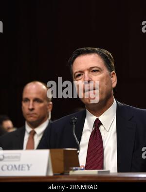 (170608) -- WASHINGTON, le 8 juin 2017 -- James Comey, ancien directeur du FBI, assiste à une audience du Comité sénatorial du renseignement au Capitol Hill, à Washington D.C., aux États-Unis, le 8 juin 2017. James Comey a déclaré jeudi lors d'une audience au Sénat que Trump dans ses mots n'a pas ordonné au FBI d'abandonner l'enquête sur l'ancien conseiller à la sécurité nationale Michael Flynn. États-Unis-WASHINGTON D.C.-FBI-ANCIEN DIRECTEUR-JAMES COMEY-HEARING YinxBogu PUBLICATIONxNOTxINxCHN Washington juin 8 2017 l'ancien directeur du FBI James Comey assiste à une audience du comité de renseignement du Sénat SUR Capitol Hill à Washington D. C. Banque D'Images