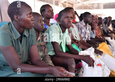 (170609) -- NAIROBI, le 9 juin 2017 -- des réfugiés attendent de recevoir des rations alimentaires et d'autres produits de première nécessité au camp de réfugiés de Kakuma, dans le comté de Turkana, au Kenya, le 7 juin 2017. Le camp de Kakuma est situé dans la région nord-ouest du Kenya. Le camp a été créé en 1992. Le Kenya a la deuxième plus grande population de réfugiés en Afrique. )(rh) KENYA-TURKANA-KAKUMA-REFUGEES-CAMP SunxRuibo PUBLICATIONxNOTxINxCHN Nairobi juin 9 2017 les réfugiés attendent de recevoir des rations alimentaires et d'autres produits de première nécessité AU camp de réfugiés de Kakuma dans le comté de Turkana Kenya juin 7 2017 le camp de Kakuma EST situé dans la région nord-ouest du Kenya le camp Banque D'Images