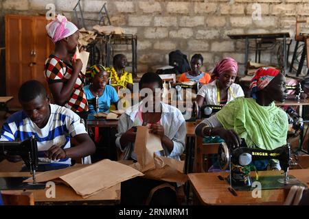 (170609) -- NAIROBI, le 9 juin 2017 -- des femmes réfugiées assistent à un cours de tailleur au centre de formation professionnelle du camp de réfugiés de Kakuma, dans le comté de Turkana, au Kenya, le 7 juin 2017. Le camp de Kakuma est situé dans la région nord-ouest du Kenya. Le camp a été créé en 1992. Le Kenya a la deuxième plus grande population de réfugiés en Afrique. )(rh) KENYA-TURKANA-KAKUMA-REFUGEES-CAMP SunxRuibo PUBLICATIONxNOTxINxCHN Nairobi juin 9 2017 des réfugiées assistent à un cours de tailleur AU centre de formation professionnelle du camp S de réfugiés de Kakuma dans le comté de Turkana Kenya juin 7 2017 le camp de Kakuma EST situé dans la région du Nord-Ouest Banque D'Images