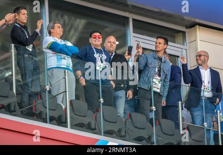 Moscou, Russie - 16 juin 2018. Diego Maradona, ancien joueur de football argentin, dans les tribunes de la coupe du monde de la FIFA 2018, match Argentine contre Islande, wi Banque D'Images