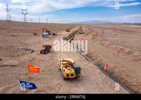 JIAYUGUAN, CHINE - 25 AOÛT 2023 - photo aérienne du chantier de construction de la quatrième ligne du projet de gazoduc Ouest-est à Jiayugu Banque D'Images