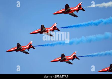 (170610) -- HELSINKI, le 10 juin 2017 -- l'équipe de voltige de la Royal Air Force Red Arrows se produit lors du salon aérien du 100e anniversaire de la Finlande à Kaivopuisto, Helsinki, Finlande, le 9 juin 2017. )(yk) FINLAND-HELSINKI-AIR SHOW ZhangxXuan PUBLICATIONxNOTxINxCHN Helsinki juin 10 2017 Royal Air Force Aerobatic Team Red Arrows se produit lors du 100e anniversaire de la Finlande Air Show à Helsinki Finlande juin 9 2017 YK Finlande Helsinki Air Show ZhangxXuan PUBLICATIONxNOTxINxCHN Banque D'Images