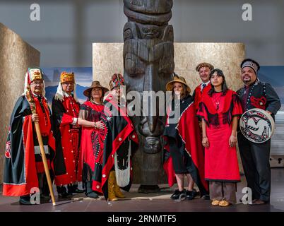 Une délégation de la première nation canadienne Nisga'a visite un monument commémoratif ou un totem au Musée national d'Écosse, à Édimbourg, au Royaume-Uni Banque D'Images