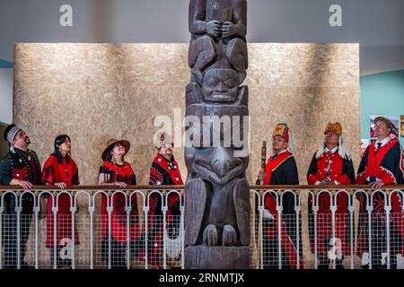 Une délégation de la première nation canadienne Nisga'a visite un monument commémoratif ou un totem au Musée national d'Écosse, à Édimbourg, au Royaume-Uni Banque D'Images