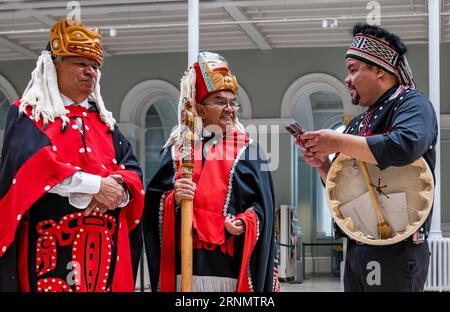 Les membres de la délégation des Premières nations canadiennes Nisga'a, chef Duuk et Laay, lors de la visite au Musée national d'Écosse, à Édimbourg, au Royaume-Uni Banque D'Images