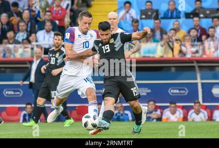 Moscou, Russie - 16 juin 2018. L'attaquant de l'équipe nationale Argentine Sergio Aguero et le milieu de terrain islandais Gylfi Sigurdsson pendant la coupe du monde de la FIFA 2 Banque D'Images