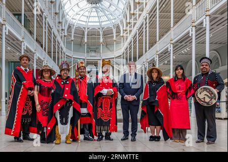 Délégation de la première nation Nisga'a et Angus Robertson (MSP), ministre de la Culture, Musée national d'Écosse, Édimbourg, Royaume-Uni Banque D'Images